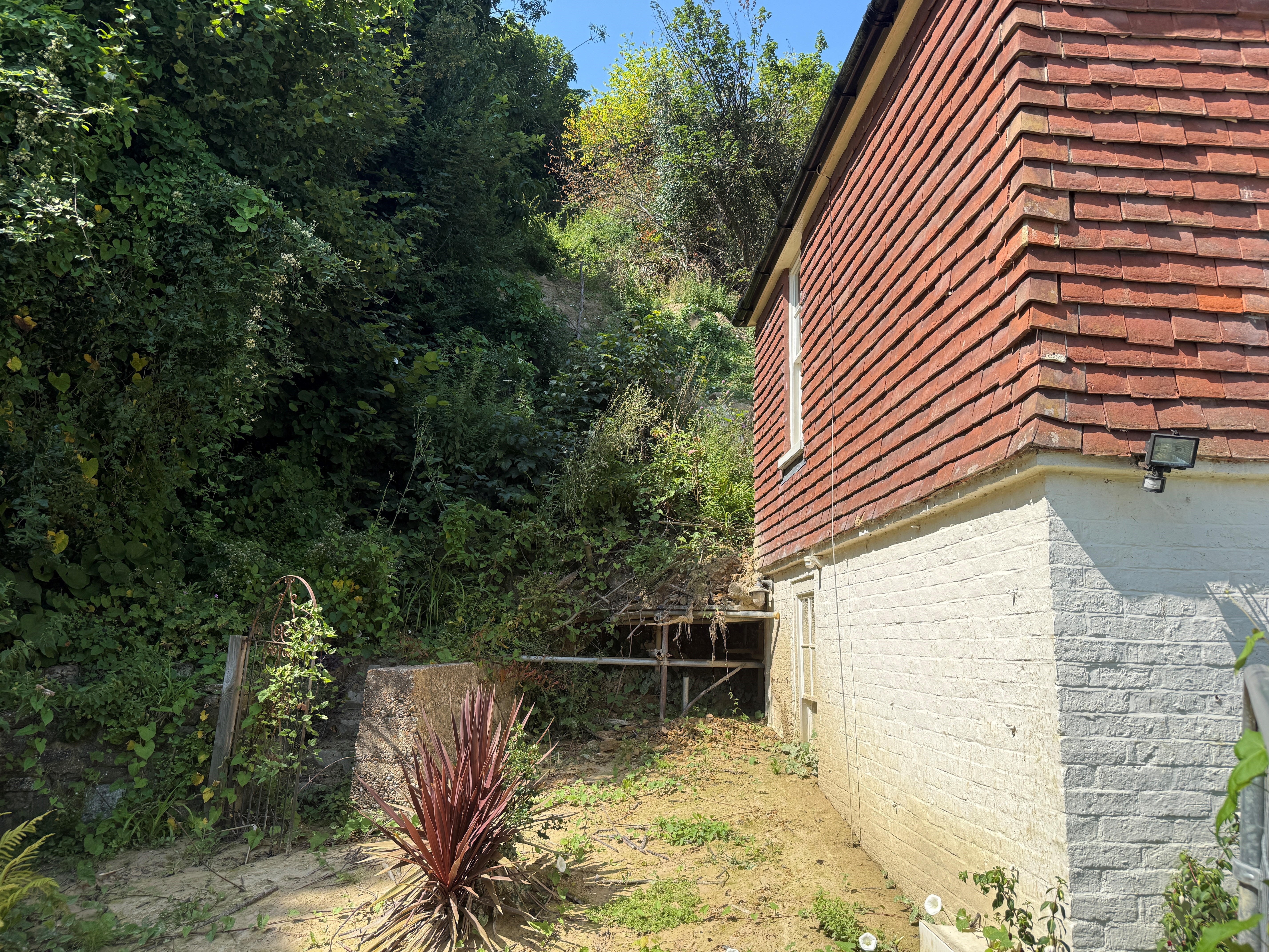 Lot: 119 - DETACHED HOUSE AFFECTED BY LANDSLIP - Side View